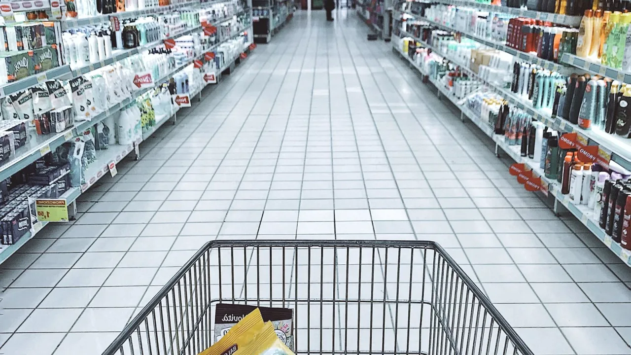 Market reyonunda atıştırmalık ürünler